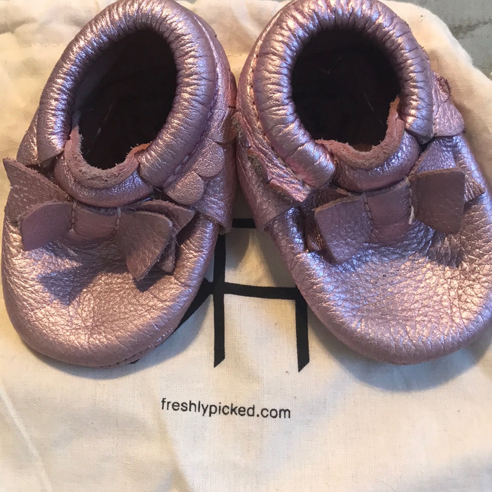 Freshly Picked bow Moccasins Pink sz 2